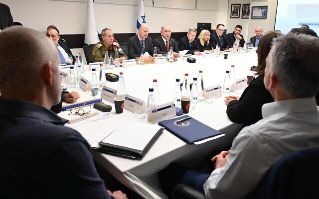 Le Premier ministre Benjamin Netanyahu réunit le cabinet de sécurité après deux attaques terroristes à Jérusalem, le 28 janvier 2023. (Crédit : Haim Zach / GPO)