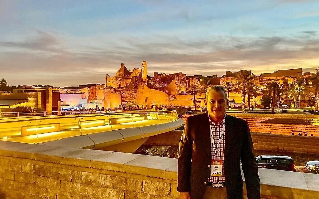 Joseph Fischer en Arabie saoudite pour le sommet mondial du Conseil mondial du voyage et du tourisme en décembre 2022. (Courtoisie)