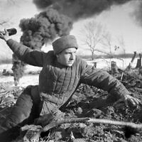 Un soldat de l'Armée rouge s'apprêtant à lancer une grenade, le 1er septembre 1942. (Crédit : RIA Novosti archive / CC-BY-SA 3.0)