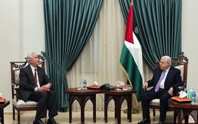 Le directeur de la CIA, William Burns, rencontrant le dirigeant de l'Autorité palestinienne, Mahmoud Abbas, dans le bureau de ce dernier à Ramallah, le 29 janvier 2023. (Crédit : Wafa)