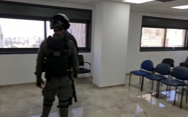 Des agents de police dispersent une réunion de parents d'élèves à Jérusalem-Est, dans le quartier d'Issawiya, le 7 janvier 2023. (Crédit : Police israélienne)