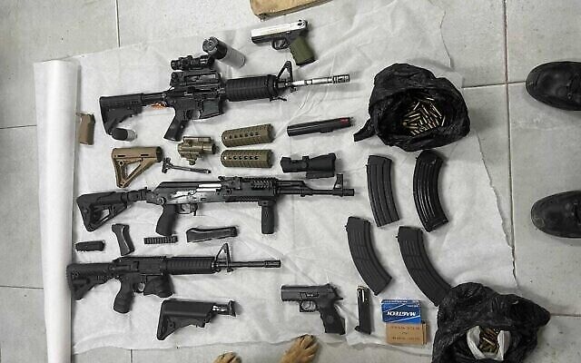 Armes à feu et accessoires saisis par l'armée israélienne à Hébron, en Cisjordanie, le 8 janvier 2023. (Crédit : Police israélienne)