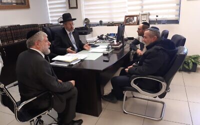 Le ministre délégué Avi Maoz, à droite, rencontre le grand rabbin ashkénaze David Lau, au centre-gauche, dans le bureau de ce dernier à Jérusalem, le 11 janvier 2023. (Crédit : Bureau d'Avi Maoz)