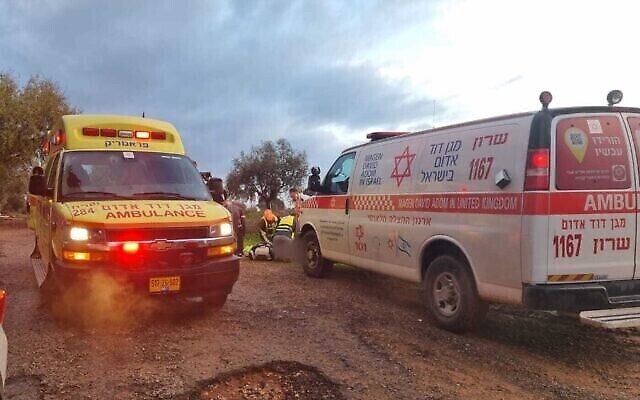 Les services de secours traitent un homme grièvement blessé par la foudre dans le centre d’Israël, le 12 janvier 2023. (Crédit : Magen David Adom)