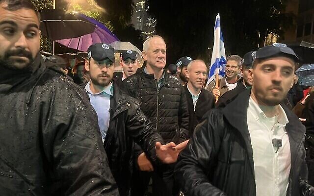 Le chef de Hamakhane Hamalakhti, le député Benny Gantz, arrivant aux côtés de l'ancien ministre de la Culture et des Sports, Chili Tropper, à une manifestation anti-gouvernement, à Tel Aviv, le 14 janvier 2023. (Crédit : Naomi Lanzkron/Times of Israel)