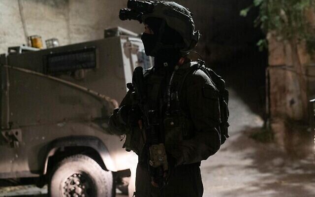 Illustration : Des soldats israéliens interviennent en Cisjordanie, tôt dans la journée du 3 janvier 2023. (Crédit : Armée israélienne)