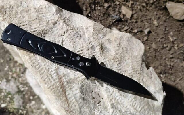 Un couteau à cran d'arrêt trouvé en possession d'un adolescent originaire d'Issawiya, à Jérusalem-Est, et qui aurait programmé une attaque au couteau, le 21 janvier 2023. (Crédit : Police israélienne)