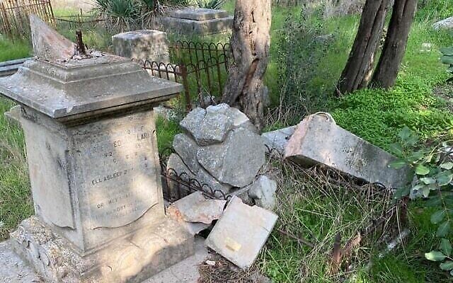 Pierres tombales profanées dans le cimetière protestant du mont Sion, à Jérusalem, le 3 janvier 2022. (Crédit : Police israélienne)