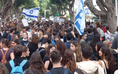 Des étudiants défilent à Tel Aviv contre la refonte judiciaire prévue par le gouvernement, le 29 janvier 2023. (Twitter : utilisé conformément à la clause 27a de la loi sur le droit d'auteur)