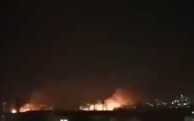 Des flammes au passage d'al-Qaim à la frontière entre la Syrie et l'Irak, dans une séquence non vérifiée mise en ligne, le 29 janvier 2023. (Capture d'écran : Twitter)