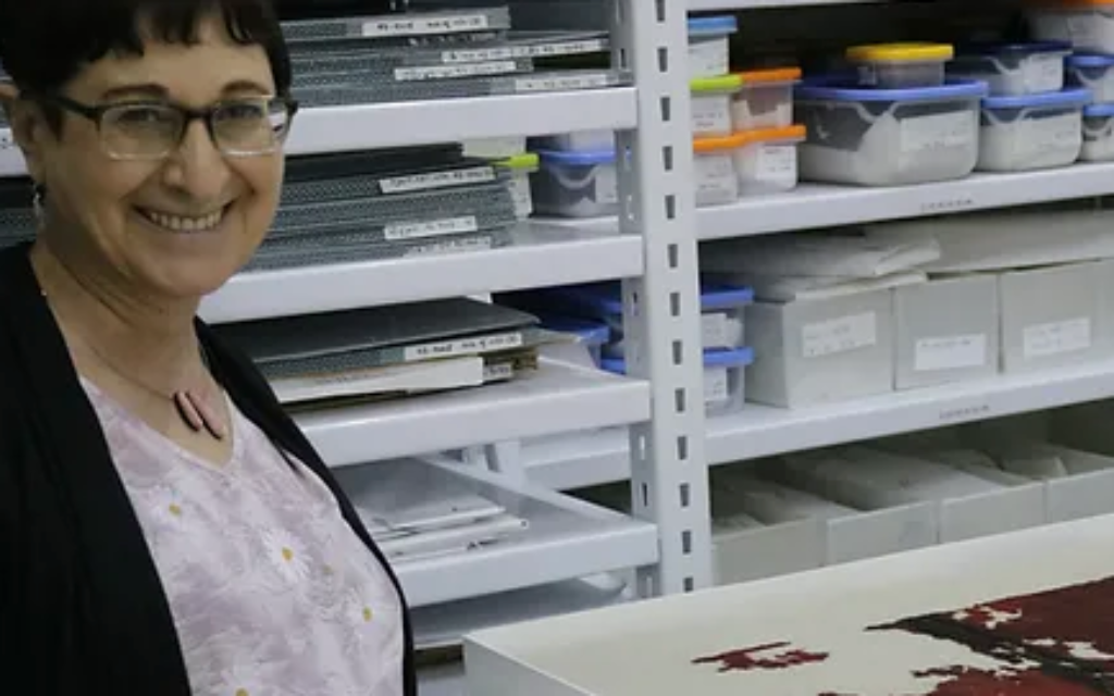 La docteure Orit Shamir dans la pièce de stockage des découvertes organiques au sein de l'Autorité israélienne des antiquités de Jérusalem. (Crédit : Israel Antiquities Authority/Berit Hildebrandt)