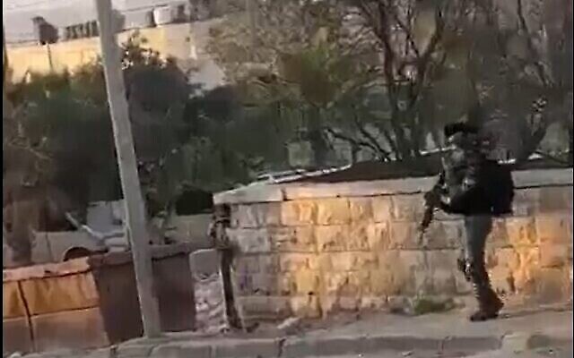 Un agent de la police des frontières dans la ville palestinienne d’al-Ram, le 3 janvier 2023. (Capture d’écran utilisée conformément à l’article 27a de la loi sur les droits d’auteur)