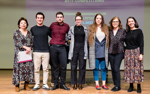 Les cinq jeunes artistes qui ont été déclarés vainqueurs du concours récent de la Fondation culturelle Amérique-Israël. (Autorisation : Yoel Levy)