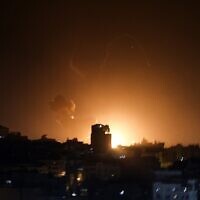 Du feu et de la fumée au-dessus de Gaza City alors qu'Israël mène un raid aérien dans la bande, dans la matinée du 2 février 2023. (Crédit : MOHAMMED ABED / AFP)