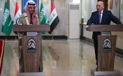 Le ministre irakien des Affaires étrangères Fouad Hussein, à droite, écoutant son homologue saoudien Faisal bin Farhan lors d'une conférence de presse conjointe, à Bagdad, le 2 février 2023. (Crédit : Ahmad aL-Rubaye/AFP)