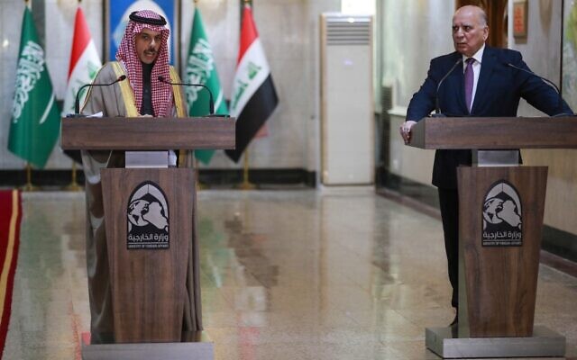 Le ministre irakien des Affaires étrangères Fouad Hussein (R) écoute son homologue saoudien Faisal bin Farhan lors d'une conférence de presse conjointe à Bagdad, le 2 février 2023. (Crédit : Ahmad AL-RUBAYE / AFP)