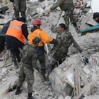 Des équipes de secours syriennes recherchent des victimes et des survivants coincés sous les décombres d'immeubles effondrés à Alep, le 7 février 2023, à la suite d'un séisme meurtrier qui a frappé la région la veille. (Crédit : LOUAI BESHARA / AFP)