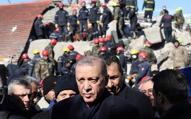 Le président turc Recep Tayyip Erdogan visite des bâtiments détruits lors de sa visite de la ville de Kahramanmaras, dans le sud-est de la Turquie, deux jours après le violent tremblement de terre qui a frappé la région le 8 février 2023. (Crédit : Adem ALTAN / AFP)