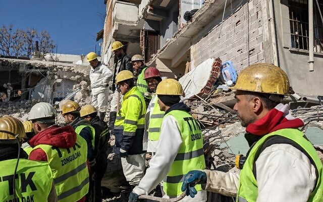 Des mineurs de la Turkish Hard Coal Enterprises (TTK) de Zonguldak participnt à des opérations de recherche,  trois jours après qu'un séisme de magnitude 7,8 a frappé le sud-est de la Turquie, à Antakya, le 9 février 2023. (Crédit : Remi BANET / AFP)