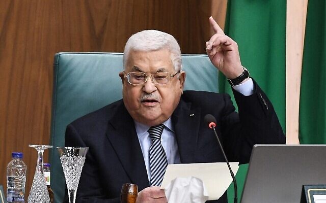 Le président palestinien Mahmoud Abbas pendant le "sommet de Jérusalem" organisé au Caire par la Ligue arabe, le 12 février 2023. (Crédit : Ahmad HASSAN / AFP)