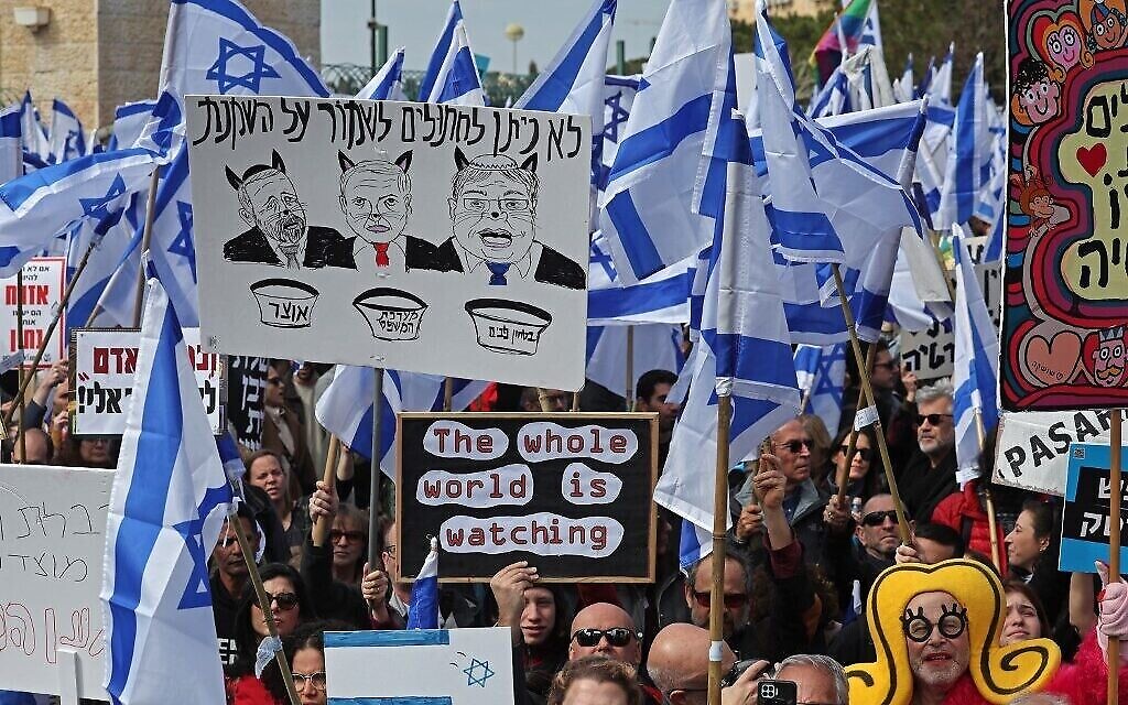 Des manifestants contre les plans du nouveau gouvernement du Premier ministre Benjamin Netanyahu visant à remanier le système judiciaire devant la Knesset à Jérusalem, le 13 février 2023. (Crédit :AHMAD GHARABLI / AFP)