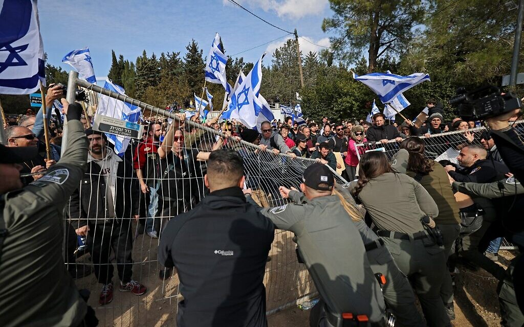 Les forces de sécurité israéliennes se heurtent à des manifestants devant la Knesset à Jérusalem le 13 février 2023, lors d'un rassemblement contre les réformes juridiques controversées avancées par le gouvernement. (Crédit : AHMAD GHARABLI / AFP)