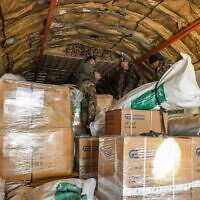 Des colis d'aide humanitaire fournis par l'Arabie saoudite aux victimes du tremblement de terre du 6 février déchargés d'un avion de transport Ilyushin Il-76TD à l'aéroport international d'Alep, dans le nord de la Syrie, le 14 février 2023.(Crédit : AFP)