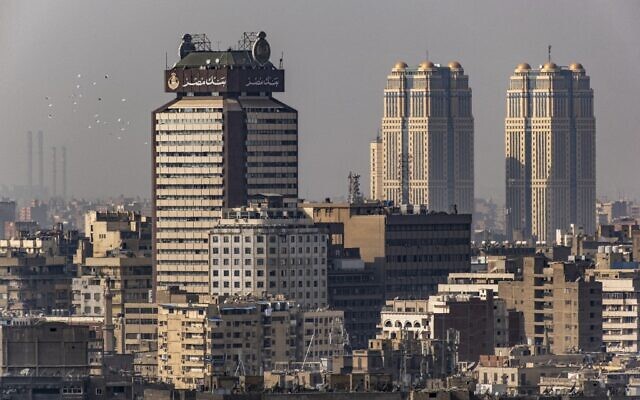 La tour commerciale servant de siège moderne de la Banque Misr (Bank of Egypt), au Caire, le 9 février 2023. (Crédit : Amir MAKAR / AFP)