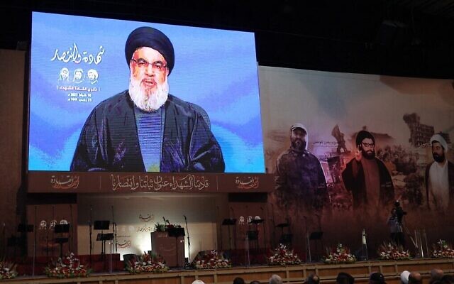 Des partisans du Hezbollah assistant à un discours télévisé du chef du groupe terroriste libanais, Hassan Nasrallah, dans la banlieue sud de Beyrouth, le 16 février 2023. (Crédit : Anwar Amro/AFP)