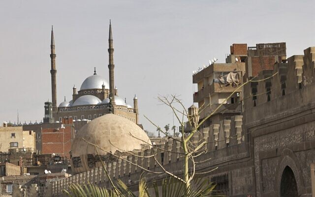 La mosquée Mohammed Ali au sein de la citadelle Salaheddine, derrière une partie de la mosquée Shaykhu, dans le quartier Al-Khalifa du Caire, le 11 janvier 2023. (Crédit : Khaled DESOUKI / AFP)