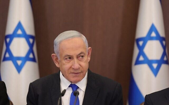 Le Premier ministre israélien Benjamin Netanyahu dirige la réunion hebdomadaire du cabinet à Jérusalem, le 19 février 2023. (Crédit : Abir Sultan/Pool/AFP)