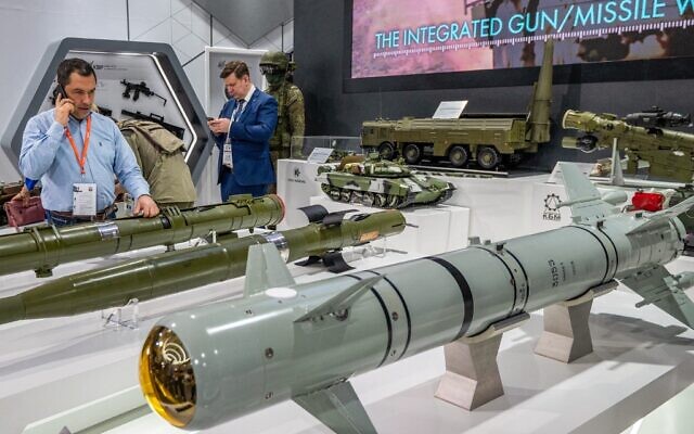 Des missiles exposés au pavillon russe lors de l'Exposition internationale de la défense (IDEX) au Centre international des expositions d'Abu Dhabi, le 20 février 2023. (Crédit : Ryan LIM / AFP)