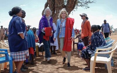 La première dame des États-Unis, Jill Biden (au centre), avec des femmes de la communauté masaï du village de Loseti, dans le comté de Kajiado, au Kenya, le 26 février 2023. (Crédit : Tony KARUMBA / AFP)