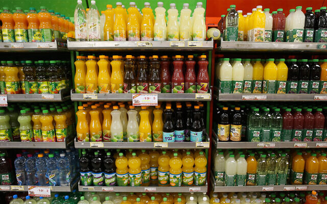 Illustration : Des boissons sucrées et des sodas dans un supermarché, le 3 décembre 2014. (Crédit : Nati Shohat/Flash90)