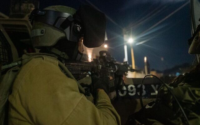 Des troupes israéliennes opérant près de la ville de Jéricho, en Cisjordanie, à l'aube du 6 février 2023. (Crédit : Armée israélienne)
