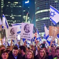 Des dizaines de milliers d'Israéliens protestent contre la réforme judiciaire prévue par le gouvernement, à Tel Aviv, le 21 janvier 2023. (Crédit : Avshalom Sassoni/Flash90)