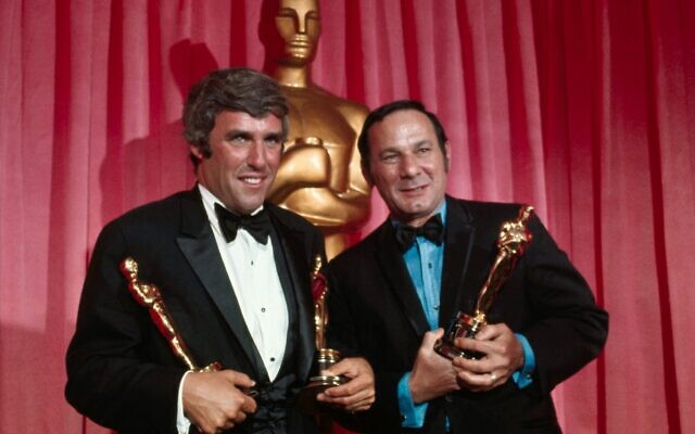 Le compositeur Burt Bacharach, à gauche, et le parolier Hal David tiennent les Oscars qu'ils ont gagnés pour 'Raindrops Keep Falling on My Head' de 'Butch Cassidy and the Sundance Kid', lors de la cérémonie des Oscars, le 7 avril 1970. (Crédit : Bettmann/Getty Images via JTA)