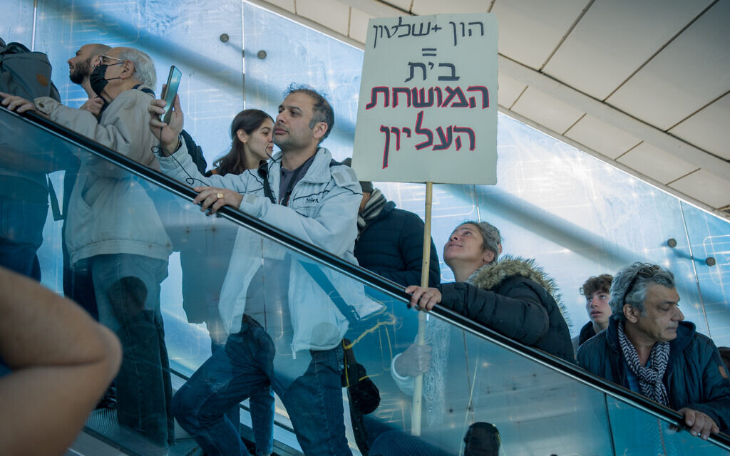 Des Israéliens se pressent dans le train en direction de Jérusalem, où des milliers de personnes sont attendues pour protester devant la Knesset contre les réformes juridiques prévues par le gouvernement. Le 13 février 2023. (Crédit : Eric Marmon/FLASH90)