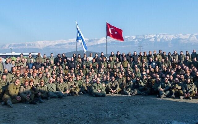 Les équipes de recherche et de sauvetage de Tsahal posent pour une photo à Kahramanmaraş, en Turquie, le 12 février 2023. (Crédit : Armée israélienne)