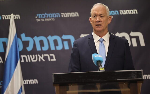 Le leader de HaMahane HaMamlahti Benny Gantz s'exprime lors d'une réunion de faction à la Knesset, le 20 février 2023. (Crédit : Yonatan Sindel/Flash90)