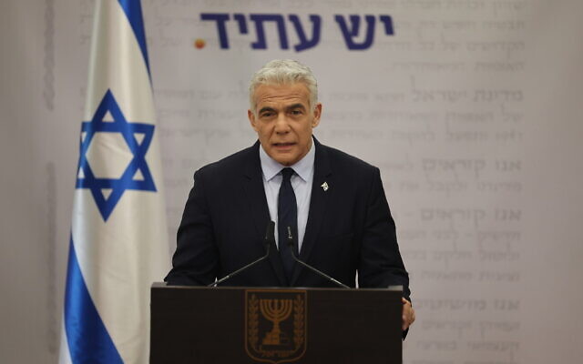 Le député Yesh Atid Yair Lapid prend la parole lors d'une réunion de faction à la Knesset, le 20 février 2023. (Crédit : Yonatan Sindel/Flash90)