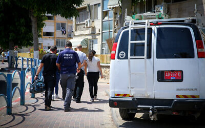 La police israélienne sur une scène de crime dans la ville de Kiryat Malachi, dans le sud d'Israël. Le 23 juin 2016. Illustration (Crédit : Flash90)