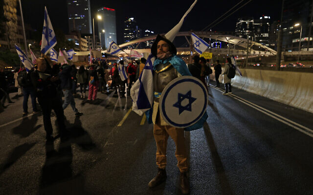 Des manifestants se rassemblent sur une autoroute à Tel Aviv pour protester contre la refonte du système judiciaire prévue par le gouvernement israélien, le 18 février 2023. (Crédit : Ahmad Gharabli/AFP)