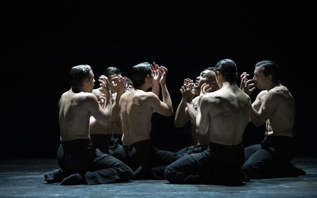 Extrait de la représentation de "L’Amant" du Ballet de Hanovre, en Allemagne, à l'Opéra d'Israël du 2 au 4 mars 2023. (Crédit : Autorisation de Ralf Mohr)