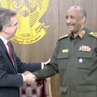 Le ministre des Affaires étrangères Eli Cohen rencontre le général au pouvoir soudanais Abdel Fattah al-Burhan à Khartoum, la capitale soudanaise, le 2 février 2023. (Crédit : capture d'écran Twitter ; utilisée conformément à l'article 27a de la loi sur le droit d'auteur)