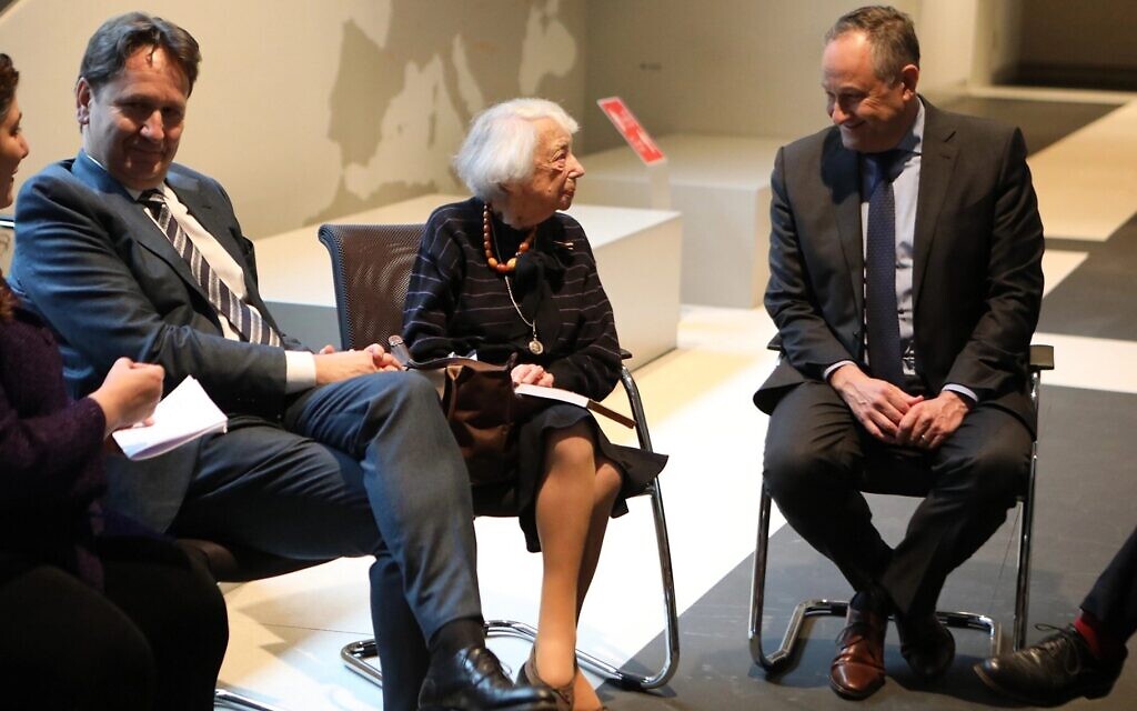 Douglas Emhoff, époux de la vice présidente américaine Kamala Harris, à droite, parle avec Margot Friedländer, survivante de la Shoah de 101 ans, à gauche, pendant une rencontre avec des survivants à Berlin, le 31 janvier 2023. (Crédit : Ambassade américaine à Berlin)