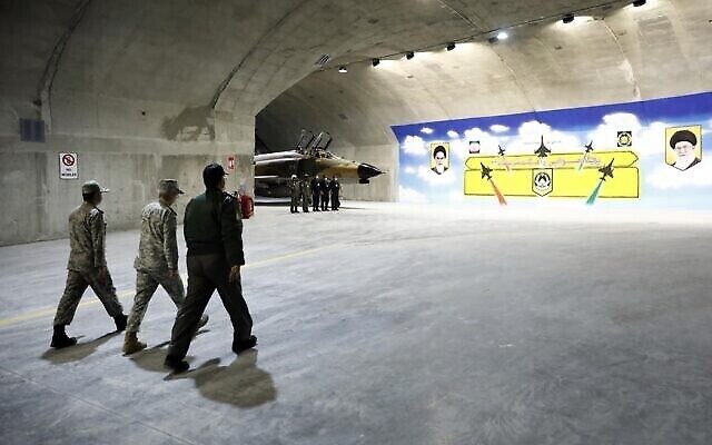 Une affiche à l’intérieur d’une nouvelle base iranienne de l’armée de l’air. Au centre, se détache ce qui semble être un avion de chasse Sukhoi Su-35, que l’Iran n’est pas supposée détenir, en février 2023. (Crédit : Armée iranienne via Fars)