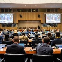 La quatrième commission de l'Assemblée générale des Nations unies vote des mesures sur le conflit israélo-palestinien aux Nations unies, à New York, le 11 novembre 2022. (Crédit : Luke Tress/Times of Israel)