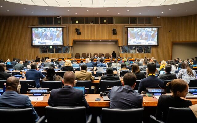 La quatrième commission de l'Assemblée générale des Nations unies vote des mesures sur le conflit israélo-palestinien aux Nations unies, à New York, le 11 novembre 2022. (Crédit : Luke Tress/Times of Israel)