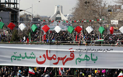Des Iraniens rassemblés devant la tour Azadi de Téhéran pour marquer le 44e anniversaire de la révolution islamique de 1979, le 11 février 2023. (Crédit : AFP)